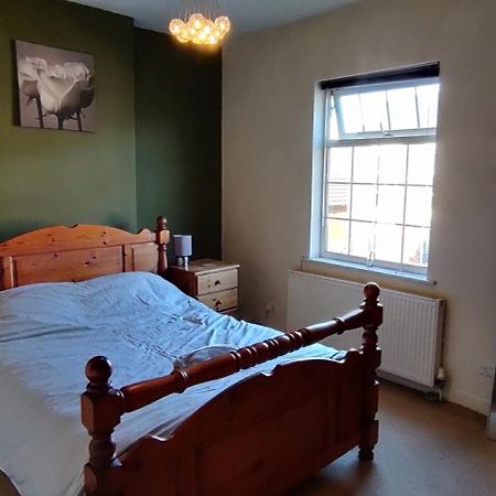 牛顿勒威洛斯Victorian Semi Detached House Behind The High Street别墅 外观 照片