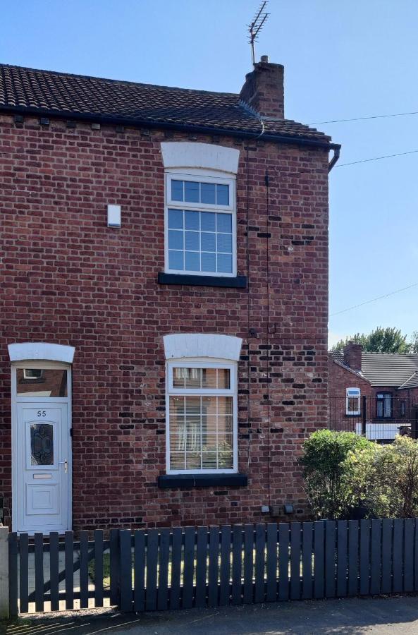 牛顿勒威洛斯Victorian Semi Detached House Behind The High Street别墅 外观 照片