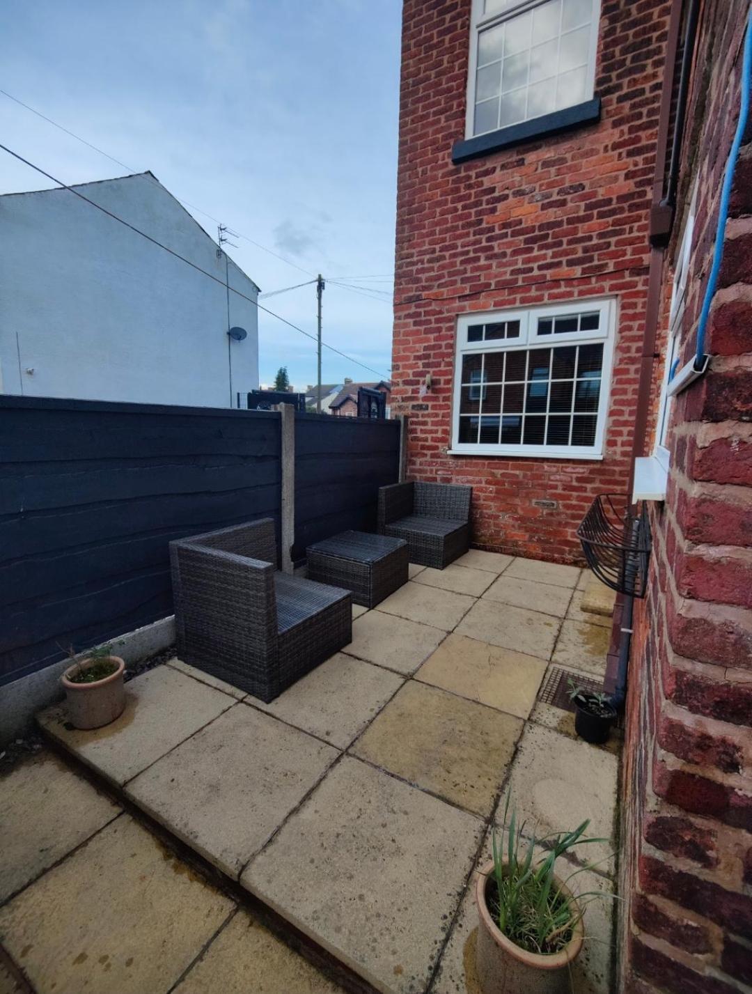 牛顿勒威洛斯Victorian Semi Detached House Behind The High Street别墅 外观 照片